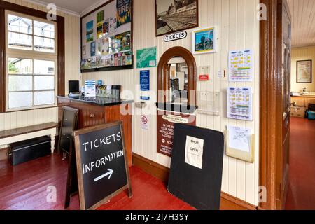 BATTELLO FERROVIARIO STRATHSPEY DELLA STAZIONE DI GARTEN SCOZIA ALL'INTERNO DELLA BIGLIETTERIA Foto Stock