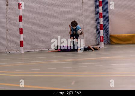 Moaña, Pontevedra, spagna, 07 maggio 2022. futsal partita della lega regionale per bambini nel padiglione di Domaio. Foto Stock