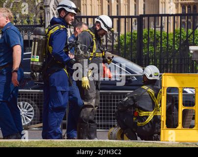 Londra, Regno Unito. 9th maggio 2022. Gli ufficiali di polizia scendono lungo un tombino in Piazza del Parlamento. Non è chiaro se ciò sia legato all'incidente avvenuto più tardi a Westminster. Credit: Vuk Valcic/Alamy Live News Foto Stock