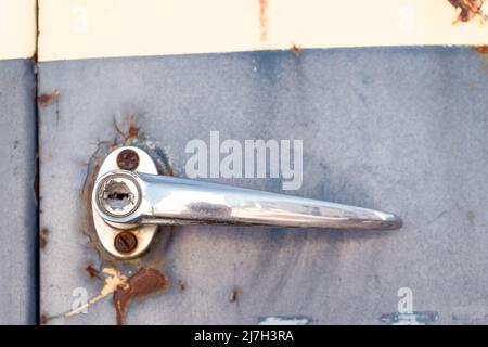 vecchia maniglia per porta camion arrugginita d'epoca Foto Stock
