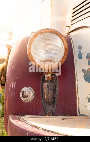 faro di vecchia auto classica in processo di restauro Foto Stock