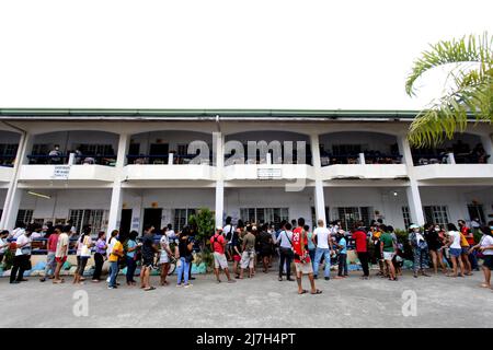 Filippine. 09th maggio 2022. Gli elettori che fanno la fila fuori dall'edificio scolastico e che attendono il loro turno di votare per le elezioni nazionali filippine del 2022 alla scuola elementare di Cainta Rizal il 9 maggio 2022. (Foto di Gregorio B. Dantes Jr/Pacific Press/Sipa USA) Credit: Sipa USA/Alamy Live News Foto Stock