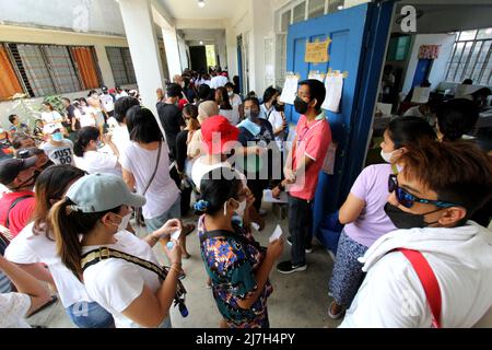 Filippine. 09th maggio 2022. Gli elettori che fanno la fila fuori dall'edificio scolastico e che attendono il loro turno di votare per le elezioni nazionali filippine del 2022 alla scuola elementare di Cainta Rizal il 9 maggio 2022. (Foto di Gregorio B. Dantes Jr/Pacific Press/Sipa USA) Credit: Sipa USA/Alamy Live News Foto Stock