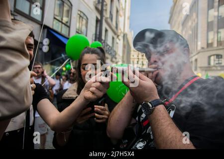 La gente partecipa alla marcia Mondiale Marijuana nel suo 25th° anniversario a Madrid, in Spagna, con una dimostrazione che nella sua ultima edizione ha riunito migliaia di persone per esigere la legalizzazione di tutti gli usi della marijuana e la fine della persecuzione del settore. A pochi metri dal Congresso dei deputati, dove un sottocomitato sta studiando la possibile regolamentazione dell'uso medicinale della cannabis, la marcia Mondiale Marijuana, che si svolge da 25 anni in Spagna, inizierà questo sabato. (Foto di Alberto Sibaja/Pacific Press/Sipa USA) Foto Stock