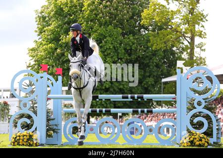 BADMINTON, UK, MAGGIO 8th Kitty King equitazione Vendredi Biats durante l'evento Show Jumping al Badminton Horse Trials, Badminton House, Badminton Domenica 8th maggio 2022. (Credit: Jon Bromley | MI News) Credit: MI News & Sport /Alamy Live News Foto Stock