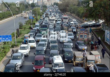 Vista di ingorghi dovuti a negligenza del personale della polizia stradale e parcheggio illegale, bisogno di attenzione del dipartimento interessato, situato sulla strada principale Korangi a Karachi il lunedì 09 maggio 2022. Foto Stock