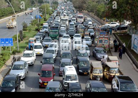 Vista di ingorghi dovuti a negligenza del personale della polizia stradale e parcheggio illegale, bisogno di attenzione del dipartimento interessato, situato sulla strada principale Korangi a Karachi il lunedì 09 maggio 2022. Foto Stock