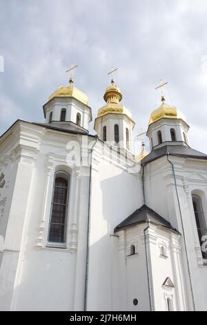 La Chiesa di Caterina è una chiesa funzionante a Chernihiv, Ucraina. La Chiesa di Santa Caterina fu costruita nel periodo Cossack. Cupole dorate contro il cielo Foto Stock