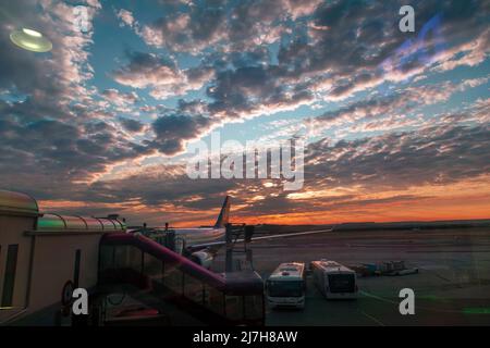 Incredibile alba con paesaggio nuvoloso a Madrid, all'aeroporto di Barajas. Madrid è famosa per i suoi paesaggi nuvolosi e questa vista dall'area d'attesa lo conferma. Foto Stock