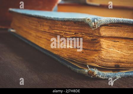 Primo piano di un vecchio libro con carta ingiallita. Foto Stock