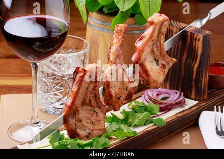 Piatto di agnello kebab/spiedini su tavola di legno. Servito su pane piatto. Foto Stock