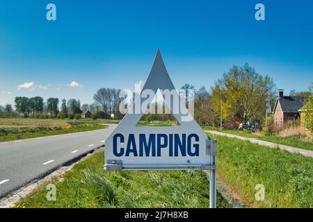 Segno a forma di tenda, che indica un campeggio lungo una strada rurale nel nord dei Paesi Bassi, Baflo, provincia di Groningen. Foto Stock