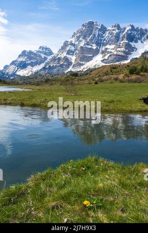 IBON de Tramacastilla (o das Paules) e Sierra de Partacua nei Pirenei di Huesca. Foto Stock