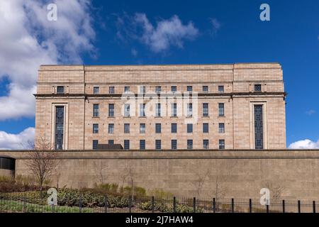 Bandiera finlandese che vola di fronte all'edificio del parlamento finlandese a Helsinki Foto Stock