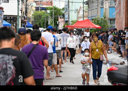 Manila, Filippine. 09th maggio 2022. Gli elettori attendono in fila presso un seggio elettorale per le elezioni generali filippine lunedì 9 maggio 2022 a Manila, Filippine. Foto di Thomas Maresca/UPI Credit: UPI/Alamy Live News Foto Stock