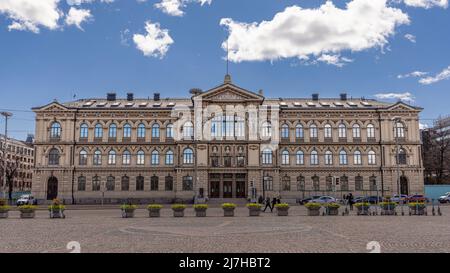 Persone che camminano di fronte al Museo d'Arte Ateneum di Helsinki Foto Stock