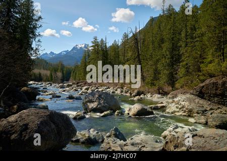 Kennedy River Landscape Vancouver Island. Kennedy con vista sulle montagne innevate dell'altopiano di Clayoquot. Vancouver Island, British C. Foto Stock