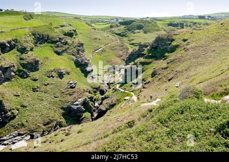 Valle rocciosa tra Boscastle e Tintagel, Cornovaglia, Inghilterra Foto Stock