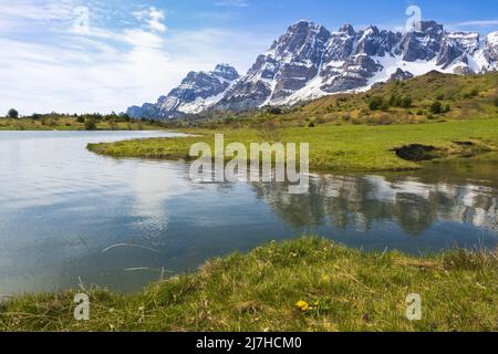 IBON de Tramacastilla (o das Paules) e Sierra de Partacua nei Pirenei di Huesca. Foto Stock