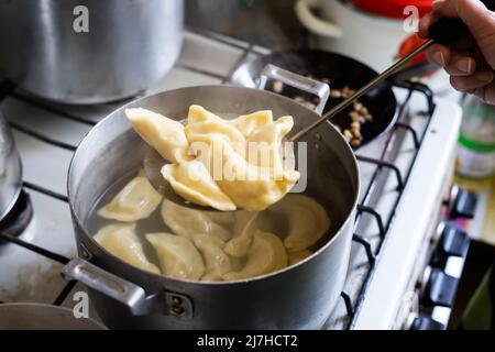 Gnocchi di cottura pentola sul fornello. Cibo tradizionale ucraino. Foto Stock