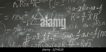 Le formule matematiche sulla lavagna nera Foto Stock