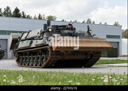 Stetten am Kalten Markt, Germania. 09th maggio 2022. L'escavatore pioniere Dax guida nell'Albkaserne. Credit: Silas Stein/dpa/Alamy Live News Foto Stock