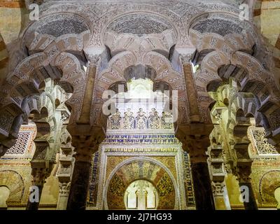 Il mihrab decorato a mosaico (centro) e gli archi interlacciati della maqsura (sinistra e destra) nell'estensione aggiunta da al-Hakam II dopo il 961 - Mezquita-Catedral (Grande Moschea di Cordoba) - Cordoba, Spagna Foto Stock