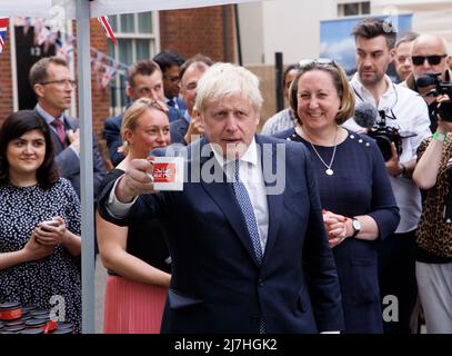Londra, Regno Unito. 9th maggio 2022. Il primo Ministro Boris Johnson visita alcune delle bancarelle di Downing Street, che ha la sua vetrina di primavera. Dieci bancarelle mostrano alcune delle migliori piccole imprese inglesi. Credit: Mark Thomas/Alamy Live News Foto Stock