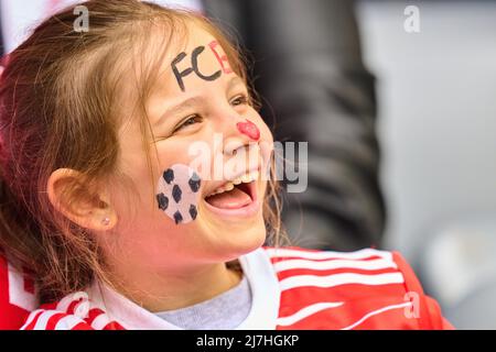 Monaco di Baviera, Germania, 08/05/2022, giovane ragazza come fan nella partita FC BAYERN München - VFB STUTTGART 2-2 1.German Football League il 08 maggio 2022 a Monaco di Baviera, Germania. Stagione 2021/2022, partita giorno 33, 1.Bundesliga, Muenchen, 33.Spieltag. FCB, © Peter Schatz / Alamy Live News - LE NORMATIVE DFL VIETANO L'USO DI FOTOGRAFIE come SEQUENZE DI IMMAGINI e/o QUASI-VIDEO - Foto Stock