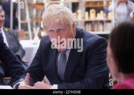 Londra, Regno Unito. 9th maggio 2022. Il primo Ministro Boris Johnson visita alcune delle bancarelle di Downing Street, che ha la sua vetrina di primavera. Dieci bancarelle mostrano alcune delle migliori piccole imprese inglesi. Credit: Mark Thomas/Alamy Live News Foto Stock