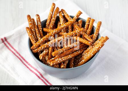 Bastoncini Pretzel Sesame al forno in una ciotola, vista laterale. Foto Stock