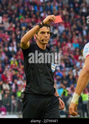 Monaco di Baviera, Germania, 08/05/2022, Referee Deniz Aytekin mostra cartellino rosso a Kingsley Coman, FCB 11 dopo l'attacco contro Konstantinos MAVROPANOS, VFB 5 nella partita FC BAYERN München - VFB STUTTGART 2-2 1.German Football League il mai 08, 2022 a Monaco di Baviera, Germania. Stagione 2021/2022, partita giorno 33, 1.Bundesliga, Muenchen, 33.Spieltag. FCB, © Peter Schatz / Alamy Live News - LE NORMATIVE DFL VIETANO L'USO DI FOTOGRAFIE come SEQUENZE DI IMMAGINI e/o QUASI-VIDEO - Foto Stock