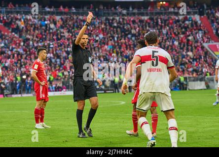 Monaco di Baviera, Germania, 08/05/2022, Referee Deniz Aytekin mostra cartellino rosso a Kingsley Coman, FCB 11 dopo l'attacco contro Konstantinos MAVROPANOS, VFB 5 nella partita FC BAYERN München - VFB STUTTGART 2-2 1.German Football League il mai 08, 2022 a Monaco di Baviera, Germania. Stagione 2021/2022, partita giorno 33, 1.Bundesliga, Muenchen, 33.Spieltag. FCB, © Peter Schatz / Alamy Live News - LE NORMATIVE DFL VIETANO L'USO DI FOTOGRAFIE come SEQUENZE DI IMMAGINI e/o QUASI-VIDEO - Foto Stock