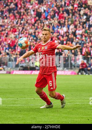 Monaco di Baviera, Germania, 08/05/2022, Joshua KIMMICH, FCB 6 nella partita FC BAYERN München - VFB STUTTGART 2-2 1.German Football League il mai 08, 2022 a Monaco di Baviera, Germania. Stagione 2021/2022, partita giorno 33, 1.Bundesliga, Muenchen, 33.Spieltag. FCB, © Peter Schatz / Alamy Live News - LE NORMATIVE DFL VIETANO L'USO DI FOTOGRAFIE come SEQUENZE DI IMMAGINI e/o QUASI-VIDEO - Foto Stock