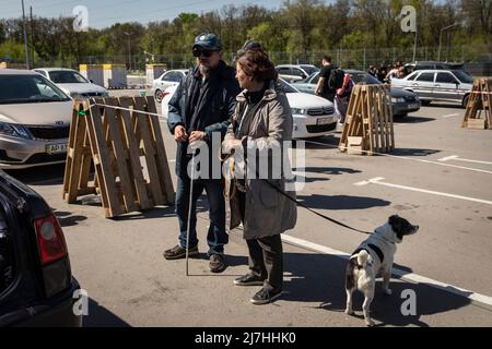 Zaporizhia, Ucraina. 08th maggio 2022. Un uomo cieco e una donna arrivano a Zaporizia. Nell'intensificarsi della crisi bellica nel sud-est dell'Ucraina, milioni di famiglie ucraine sono state evacuate dalle zone di guerra e dai territori controllati dalla Russia ai territori controllati dall'Ucraina, Zaporizhia.secondo le Nazioni Unite, Si ritiene che più di 11 milioni di persone siano fuggite dalle loro case in Ucraina dall'inizio del conflitto, con 7,7 milioni di sfollati all'interno della loro patria. (Foto di Alex Chan Tsz Yuk/SOPA Images/Sipa USA) Credit: Sipa USA/Alamy Live News Foto Stock