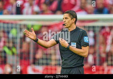 Monaco di Baviera, Germania, 08/05/2022, Recheree Deniz Aytekin con fischio, gesti, spettacoli, orologio, azione individuale, Schiedsrichter, Hauptschiedsrichter, schiri, nella partita FC BAYERN München - VFB STUTTGART 2-2 1.German Football League il 08 maggio 2022 a Monaco di Baviera, Germania. Stagione 2021/2022, partita giorno 33, 1.Bundesliga, Muenchen, 33.Spieltag. FCB, © Peter Schatz / Alamy Live News - LE NORMATIVE DFL VIETANO L'USO DI FOTOGRAFIE come SEQUENZE DI IMMAGINI e/o QUASI-VIDEO - Foto Stock