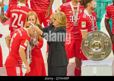 Monaco di Baviera, Germania, 08/05/2022, cerimonia dei vincitori con Joshua KIMMICH, FCB 6 Donata Hopfen, CEO DFL, amministratore delegato DFL Deutsche Fußball Liga GmbH, membro del consiglio di amministrazione DFL, Vorsitzende DFL Geschäftsführerin, Sprecherin DFL Präsidium dopo la partita FC BAYERN München - VFB STUTTGART 2-2 1.German Football League il 08 maggio 2022 a Monaco di Baviera, Germania. Stagione 2021/2022, partita giorno 33, 1.Bundesliga, Muenchen, 33.Spieltag. FCB, © Peter Schatz / Alamy Live News - LE NORMATIVE DFL VIETANO L'USO DI FOTOGRAFIE come SEQUENZE DI IMMAGINI e/o QUASI-VIDEO - Foto Stock