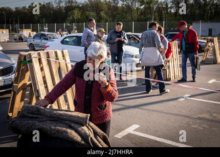 Zaporizhia, Ucraina. 08th maggio 2022. Una vecchia signora arriva da Kherson a Zaporizhia. Nell'intensificarsi della crisi bellica nel sud-est dell'Ucraina, milioni di famiglie ucraine sono state evacuate dalle zone di guerra e dai territori controllati dalla Russia ai territori controllati dall'Ucraina, Zaporizhia.secondo le Nazioni Unite, Si ritiene che più di 11 milioni di persone siano fuggite dalle loro case in Ucraina dall'inizio del conflitto, con 7,7 milioni di sfollati all'interno della loro patria. (Foto di Alex Chan Tsz Yuk/SOPA Images/Sipa USA) Credit: Sipa USA/Alamy Live News Foto Stock