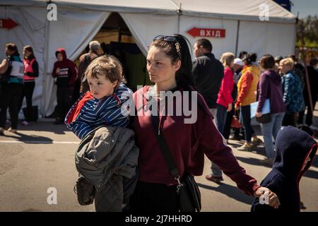 Zaporizhia, Ucraina. 08th maggio 2022. Una madre con i suoi figli arriva a Zaporizhia. Nell'intensificarsi della crisi bellica nel sud-est dell'Ucraina, milioni di famiglie ucraine sono state evacuate dalle zone di guerra e dai territori controllati dalla Russia ai territori controllati dall'Ucraina, Zaporizhia.secondo le Nazioni Unite, Si ritiene che più di 11 milioni di persone siano fuggite dalle loro case in Ucraina dall'inizio del conflitto, con 7,7 milioni di sfollati all'interno della loro patria. (Foto di Alex Chan Tsz Yuk/SOPA Images/Sipa USA) Credit: Sipa USA/Alamy Live News Foto Stock