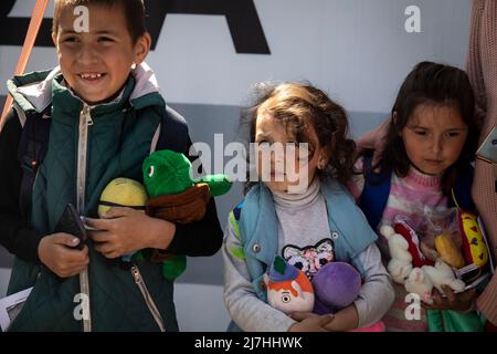 Zaporizhia, Ucraina. 08th maggio 2022. I bambini posano per una foto dopo essere arrivati da Kherson a Zaporizhia. Nell'intensificarsi della crisi bellica nel sud-est dell'Ucraina, milioni di famiglie ucraine sono state evacuate dalle zone di guerra e dai territori controllati dalla Russia ai territori controllati dall'Ucraina, Zaporizhia.secondo le Nazioni Unite, Si ritiene che più di 11 milioni di persone siano fuggite dalle loro case in Ucraina dall'inizio del conflitto, con 7,7 milioni di sfollati all'interno della loro patria. (Foto di Alex Chan Tsz Yuk/SOPA Images/Sipa USA) Credit: Sipa USA/Alamy Live News Foto Stock