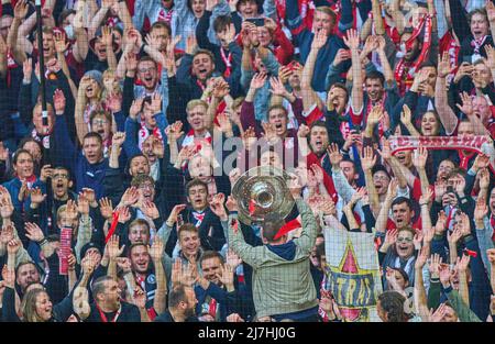 Monaco di Baviera, Germania, 08/05/2022, vincitori cerimonia tifosi con trofeo dopo la partita FC BAYERN München - VFB STUTTGART 2-2 1.German Football League il 08 maggio 2022 a Monaco di Baviera, Germania. Stagione 2021/2022, partita giorno 33, 1.Bundesliga, Muenchen, 33.Spieltag. FCB, © Peter Schatz / Alamy Live News - LE NORMATIVE DFL VIETANO L'USO DI FOTOGRAFIE come SEQUENZE DI IMMAGINI e/o QUASI-VIDEO - Foto Stock