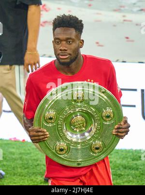 Monaco di Baviera, Germania, 08/05/2022, cerimonia dei vincitori con Alphonso DAVIES, FCB 19 dopo la partita FC BAYERN München - VFB STUTTGART 2-2 1.German Football League il 08 maggio 2022 a Monaco di Baviera, Germania. Stagione 2021/2022, partita giorno 33, 1.Bundesliga, Muenchen, 33.Spieltag. FCB, © Peter Schatz / Alamy Live News - LE NORMATIVE DFL VIETANO L'USO DI FOTOGRAFIE come SEQUENZE DI IMMAGINI e/o QUASI-VIDEO - Foto Stock