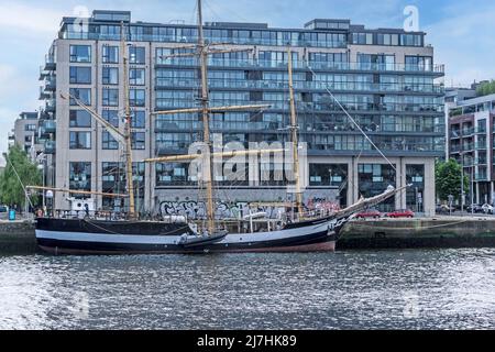 La Tall Ship, Pelican di Londra, ormeggiata qui sul fiume Liffey a Dublino, Irlanda. Costruito nel 1948. Foto Stock
