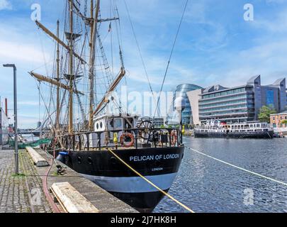 La Tall Ship, Pelican di Londra, ormeggiata qui sul fiume Liffey a Dublino, Irlanda. Foto Stock