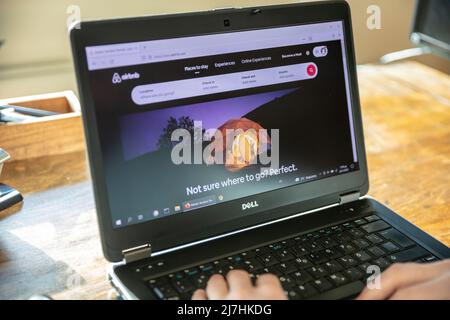 Grecia, Atene, gennaio 23 2022. AIRBNB Home Cerca, app per la prenotazione di alloggi online. Affitto di alloggio a breve termine su schermo di computer. Mano maschile su laptop Foto Stock