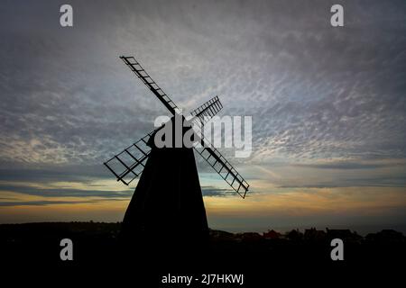 Brighton, Sussex, Inghilterra, Regno Unito. 9th Jan 2022. Meteo Regno Unito. L'ultima della luce del giorno sopra Beacon Mill o New Mill un mulino di fuma di grado II elencato a Rottingdean, Sussex, Inghilterra che è stato restaurato come un marinaio. Beacon Mill, è stato costruito nel 1802. Ci sono record di un mulino precedente sul sito, che si pensa sia stato un mulino post. Credit: Windmill Images/Alamy Live News Foto Stock