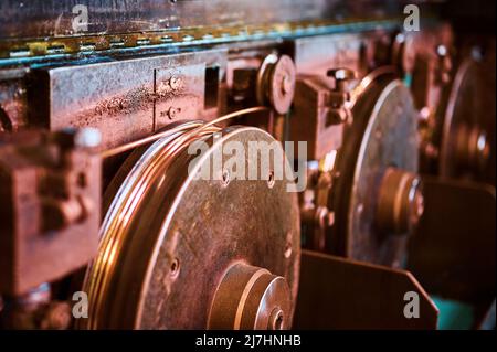 Utensile per raddrizzatrice a filo di rame nell'officina dello stabilimento Foto Stock