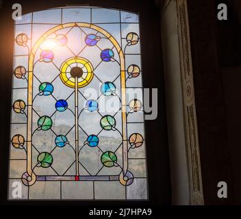 Matera, Basilicata, Italia. Agosto 2021. Particolare di una delle vetrate all'interno della chiesa. In trasparenza la collina di Matera con il typi Foto Stock