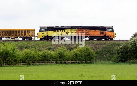 Colas Rail classe 70 locomotiva diesel n. 70803 che traina un treno di rete ferroviario, Warwickshire, Regno Unito Foto Stock