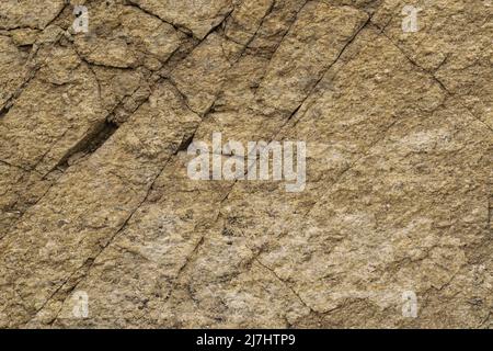 Texture massiccio dello scisto con inclusioni di quarzo. La superficie della roccia ardesia è tagliata da crepe diagonali, sfondo astratto, alta risoluzione. Foto Stock